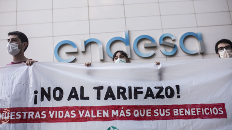 Un grupo de personas participa en una concentración convocada contra el ‘tarifazo’ eléctrico, a 10 de junio de 2021, en la sede de Endesa, cerca de IFEMA, Madrid, (España).