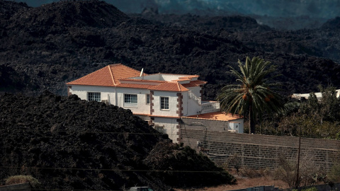 La colada norte del volcán de La Palma sigue avanzando por el barrio de La Laguna, sepultando todo lo que encuentra a su paso.