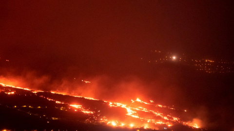 Varios derrames de lava en el cono secundario del volcán en las últimas horas