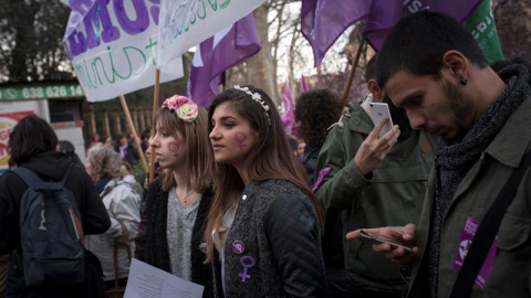 Un momento de la manifestación llevada a cabo esta tarde por las calles de Madrid, para conmemorar el Día de la Mujer. EFE/Luca Piergiovanni