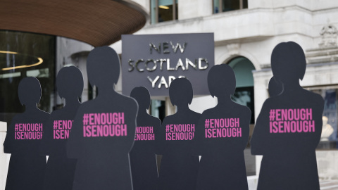 Varias siluetas dispuestas frente a la sede londinense de la New Scotland Yard en denuncia por los abusos y agresiones por parte de los agentes de policía hacia las mujeres.