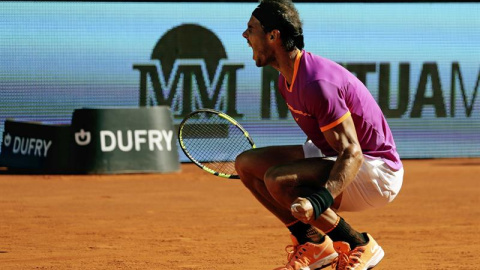 Rafael Nadal celebra su victoria ante el serbio Novak Djokovic en semifinales del Mutua Madrid Open en la Caja Mágica de Madrid. EFE/Sergio Barrenechea