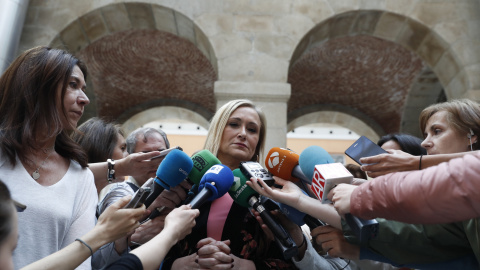 La presidenta de la Comunidad de Madrid, Cristina Cifuentes, atiende a los medios de comunicación. EFE/Javier Lizón