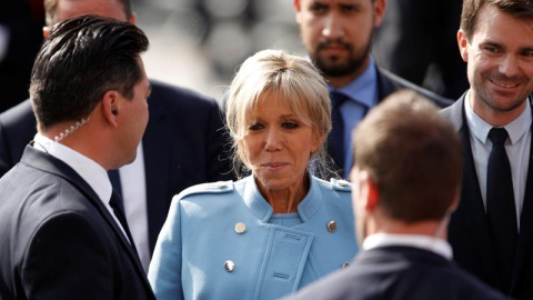 Brigitte Trogneux llega a la ceremonia de inauguración de la presidencia de su marido Emmanuel Macron / EFE