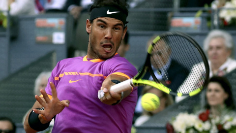 El tenista español Rafael Nadal, durante su partido ante el austriaco Dominic Thiem, correspondiente a la final del torneo Mutua Madrid Open que se está disputando en la Caja Mágica, en Madrid. EFE/Sergio Barrenechea