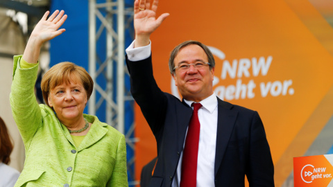 Armin Laschet, top candidate of conservative Christian Democratic Union (CDU) in North Rhine-Westphalia and German Chancellor Angela Merkel attend an election rally in Aachen, Germany, May 13, 2017. REUTERS/Thilo Schmuelgen