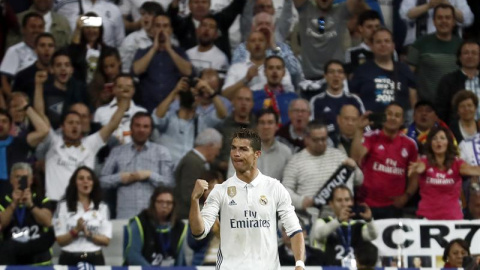 El delantero portugués del Real Madrid Cristiano Ronaldo celebra su segundo gol, tercero del equipo ante el Sevilla FC, durante el encuentro correspondiente a la jornada 37 de Liga en Primera División que Real Madrid y Sevilla FC disputan e