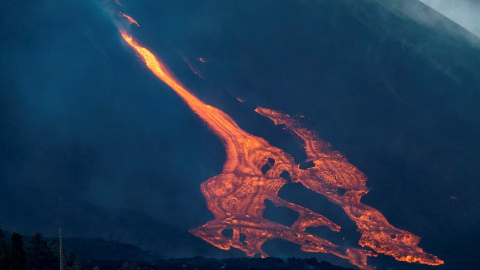 Momento en el que una nueva boca se ha abierto en la parte inferior del cono secundario del volcán de La Palma.