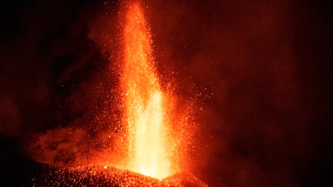 Actividad eruptiva del volcán Cumbre Vieja en la noche de este domingo.