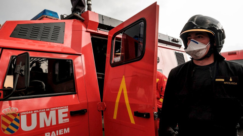 El cabo primero Abelardo Maqueda y sus compañeros del Grupo de Intervención en Emergencias Tecnológicas y Medioambientales (GIETMA), recorren hasta cuatro veces al día los ríos de roca fundida desde las faldas del volcán de Cumbre Vieja has