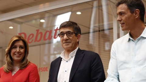 Susana Díaz, Patxi López y Pedro Sánchez poco antes de empezar el debate. /EFE