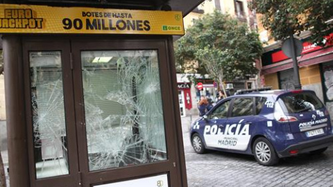 Desperfectos y presencia policial en Lavapiés (Madrid) tras los disturbios por la muerte de Mame Mbayé.