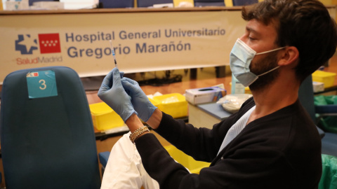 Un sanitario prepara una vacuna contra el coronavirus, en el dispositivo puesto en marcha en las instalaciones del Hospital General Universitario Gregorio Marañón, a 20 de agosto de 2021, en Madrid.