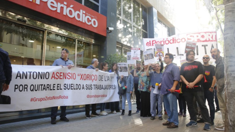 Imagen de los trabajadores en huelga frente a la puerta de El Periódico / TWITTER COMITÉ EL PERIÓDICO