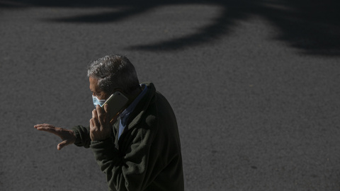 Un hombre habla por teléfono mientras camina en Montequinto, Dos Hermanas, Sevilla, a 28 de enero de 2020.