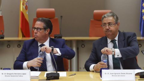 El ministro del Interior, Juan Ignacio Zoido (derecha), y el director de la Dirección General de Tráfico, Gregorio Serrano (izquierda), durante la reunión del Comité de Seguridad Vial. | EFE