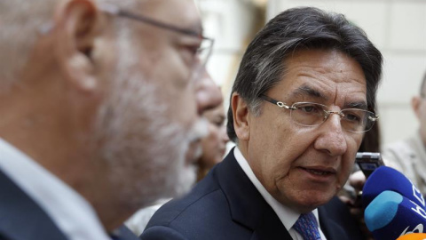 El fiscal general del Estado, José Manuel Maza (i), hace declaraciones, junto a su homólogo de Colombia, Néstor Humberto Martínez, a su llegada a la firma por parte de ambos de un memorándum de entendimiento. EFE/Emilio Naranjo