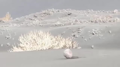 Bombas de lava ruedan por la ladera del volcán