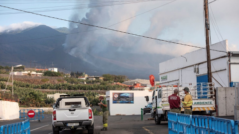 29/10/2021.-  Efectivos de Medio Ambiente del Cabildo de La Palma esperan en el límite de la zona de exclusión para ayudar a los evacuados por el volcán a retirar enseres de sus viviendas, este viernes 29 de octubre de 2021.