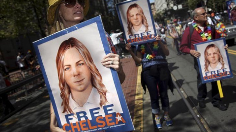 Manifestación pidiendo la liberación de la 'whistleblower' de Wikileaks Chelsea Manning, en la marcha del Orgullo gay en San Francisco, California. REUTERS/Elijah Nouvelage