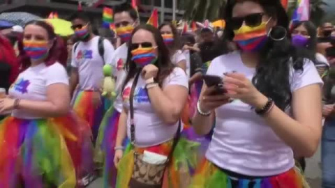 Cerca de 30.000 personas celebran el Orgullo LGBT en Ciudad de México