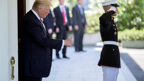 El presidente de los Estados Unidos, Donald Trump, se dispone a recibir al Presidente de Turquía, Recep Tayyip Erdogan (fuera de cuadro), en la Casa Blanca. | SHAWN THEW (EFE)