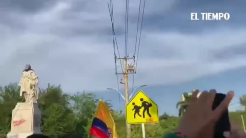 Derriban y destruyen una estatua de Cristóbal Colón en Barranquilla (Colombia)