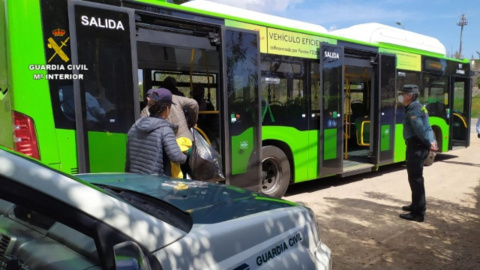 La Guardia Civil colabora en el traslado de ocho personas sin hogar