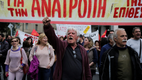 Manifestantes marchan ´con una pancarta en la que se lee "Subversión" en la protesta convocada la huelga general contra los últimos recortes pactados con la UE. REUTERS/Alkis Konstantinidis