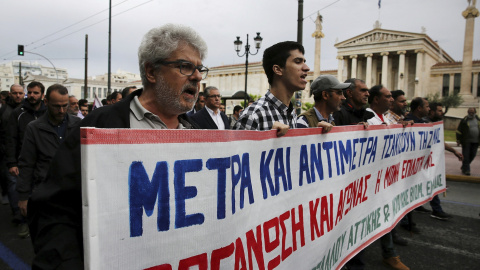 Varios activistas del sindicato comunista PAME corean consignas durante la huelga general de 24 horas contra los últimos recortes pactados con la UE. EFE/Alexandros Vlachos