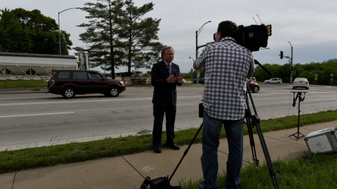 Miembros de la prensa informan de la puesta en libertad de Chelsea Manning en la prisión de  Fort Leavenworth, Kansas, EEUU. REUTERS/Nick Oxford