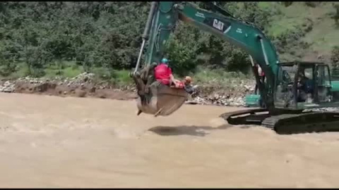 Laborioso rescate en una excavadora de una mujer de 85 años