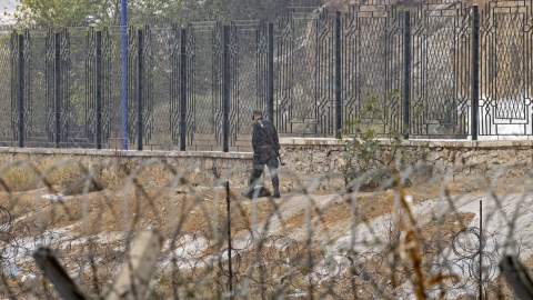 Un policía marroquí ocupa un puesto de control en la ciudad de Oujda, a lo largo de la frontera con Argelia, el 3 de noviembre de 2021.