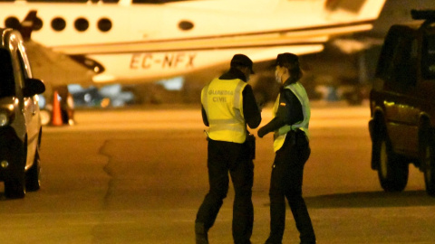 Miembros de la Guardia Civil y de seguridad del aeropuerto de Palma buscan por las pistas y sus aledaños al grupo de pasajeros de un vuelo entre Marruecos y Turquia que han abandonado el avión, tras aterrizar de urgencia. EFE/CATI CLADERA