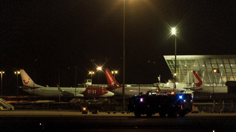 Imagen del aeropuerto de Palma de Mallorca donde miembros de la Guardia Civil y de seguridad del aeropuerto buscan por las pistas y sus aledaños a un grupo de pasajeros de un vuelo internacional entre Marruecos y Turquia que han abandonado 