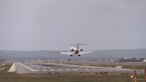 Un avión aterrizando en el aeropuerto de Palma durante la mañana de este sábado.