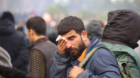 Un migrante  se seca los ojos en la frontera bielorrusa-polaca en la región de Grodno.