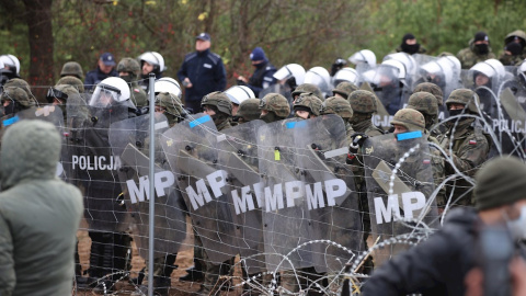 Autoridades polacas tomando posición mientras los migrantes se reúnen en la frontera bielorrusa-polaca en la región de Grodno.