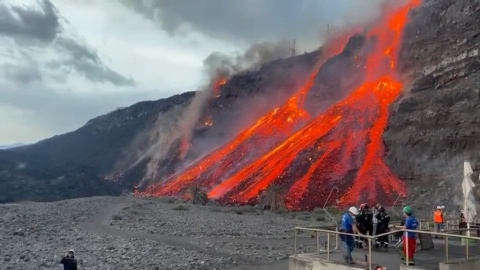 La lava alcanza la playa de los Guirres y une los frentes de dos coladas