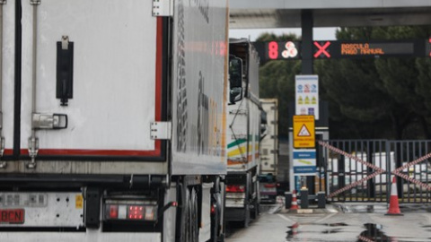 Varios camiones esperan para pasar por el peaje de acceso a Mercamadrid.