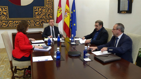 Page durante reunión con representantes de la patronal y los sindicatos 