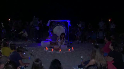 Noche de vigilia en la playa de Miami en homenaje a las 11 víctimas del edificio que se derrumbó en Florida