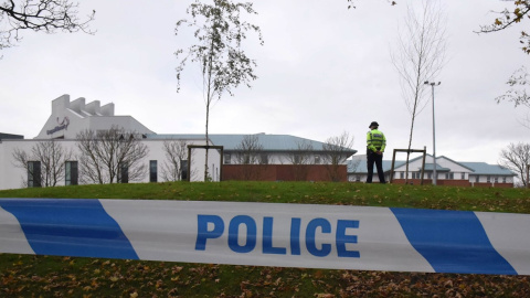 15/11/2021 Un oficial de policía aguarda dentro del cordón policial en Rutland Avenue, Liverpool