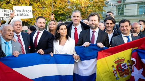 El líder opositor cubano Ángel de Fana, junto a la plana mayor de Vox frente a las puertas del Congreso este 15 de noviembre de 2021.