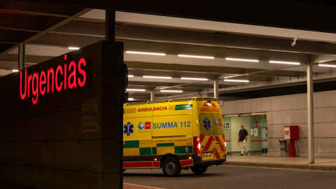 En la imagen una ambulancia en la entrada principal del Hospital Universitario Puerta de Hierro de Majadahonda, el 18 de agosto de 2021.