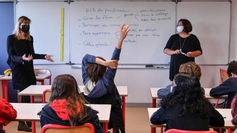 Los profesores de la escuela secundaria Les Battieres imparten clases a los alumnos en Lyon, centro este de Francia, el 15 de octubre de 2021.