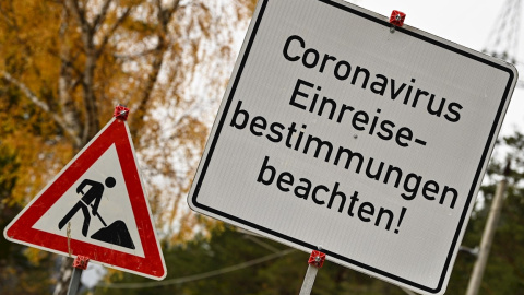 Un letrero informa sobre las restricciones de viaje en un cruce fronterizo en Scharnitz, Austria.