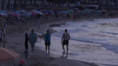 Colas nocturnas para acceder a la playa de Torrevieja (Alicante)