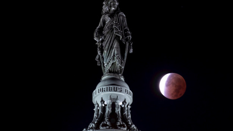 19/11/2021 El eclipse parcial de Luna visto desde la estatua de la Libertad, una escultura de bronce situada en el Capitolio, en Washington