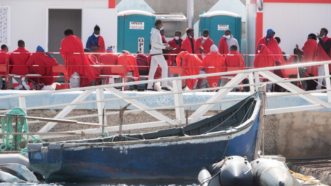 Foto de archivo. Varios migrantes descansan a su llegada al puerto de Gran Tarajal (Fuerteventura).